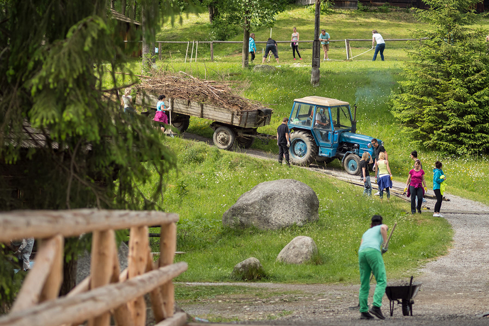 ČSOB Leasing and its voluntary event at the open-air museum in Orava